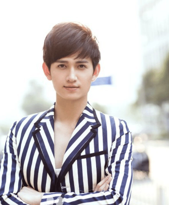 马可9岁的时候,哥哥马赫就考上了北京电影学院.