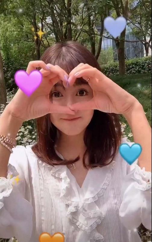 已经年满36岁的张子萱仿佛一直都是少女状态,比心卖萌毫无违和感,让人