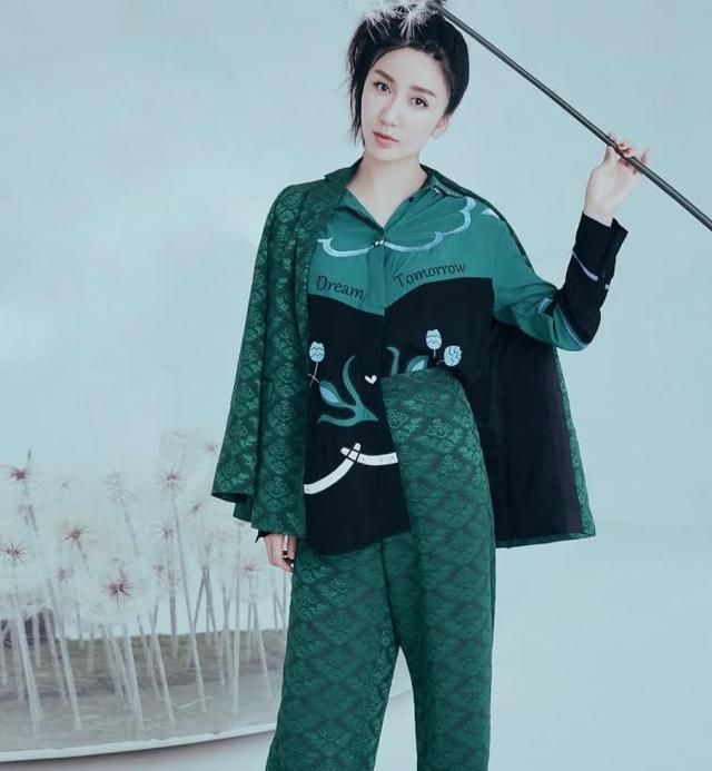 "胡一菲"越来越淑女,穿蓬蓬裙公主范十足,网友:上身太吸睛