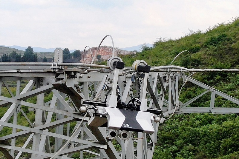 巡检机器人智能越过线路金具和杆塔等障碍物 . 编辑:艾 蓓