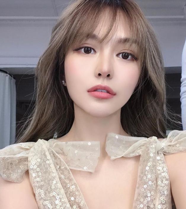 周扬青主动公开卸妆过程,镜头特写到鼻子,才知女网红素颜有多假