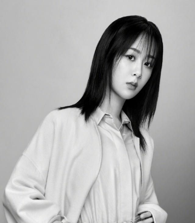 杨紫黑长直发型温柔可人,黑衣白裙穿出质感,凸显少女般的魅力