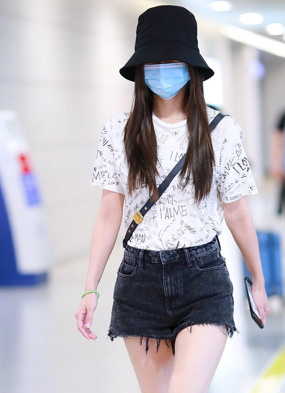 杨颖身穿印花t恤搭配毛边牛仔短裤,清爽干练又凉快舒适!