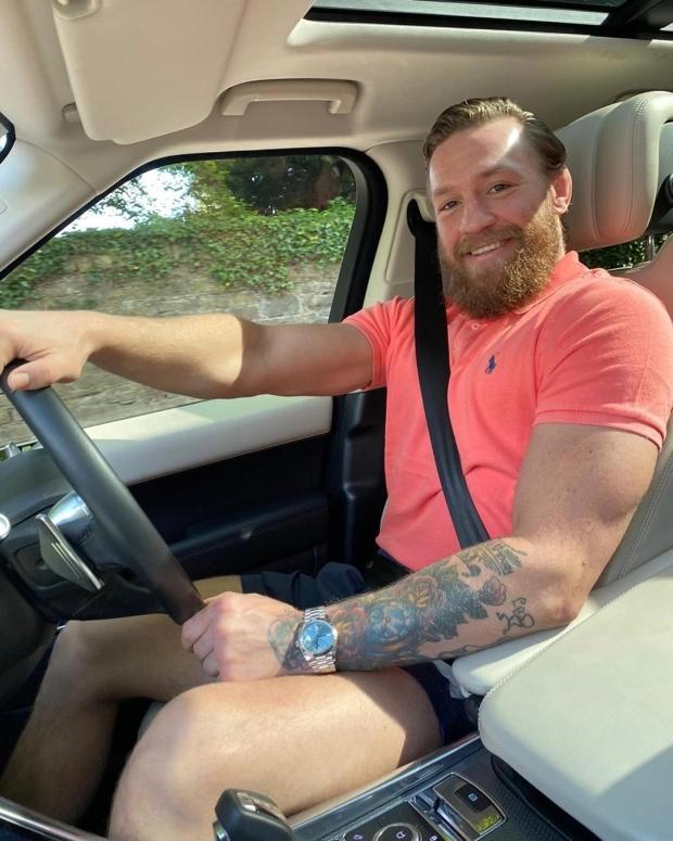 康纳·麦格雷戈在宣布退休后首次被拍到照片——他在爱尔兰海岸滑行水