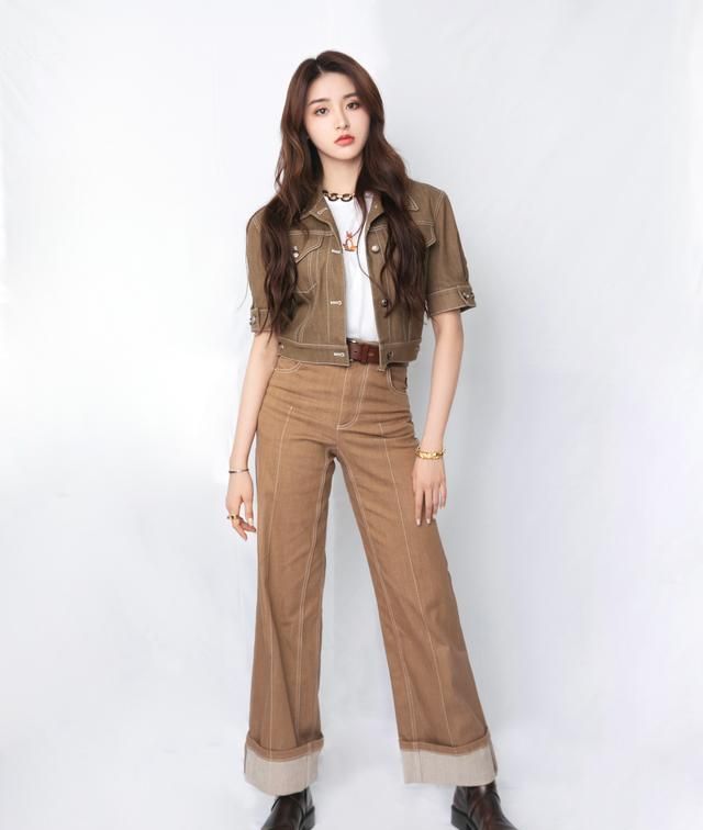 不愧是本届人气王,金子涵一身棕色系休闲造型,又美又飒