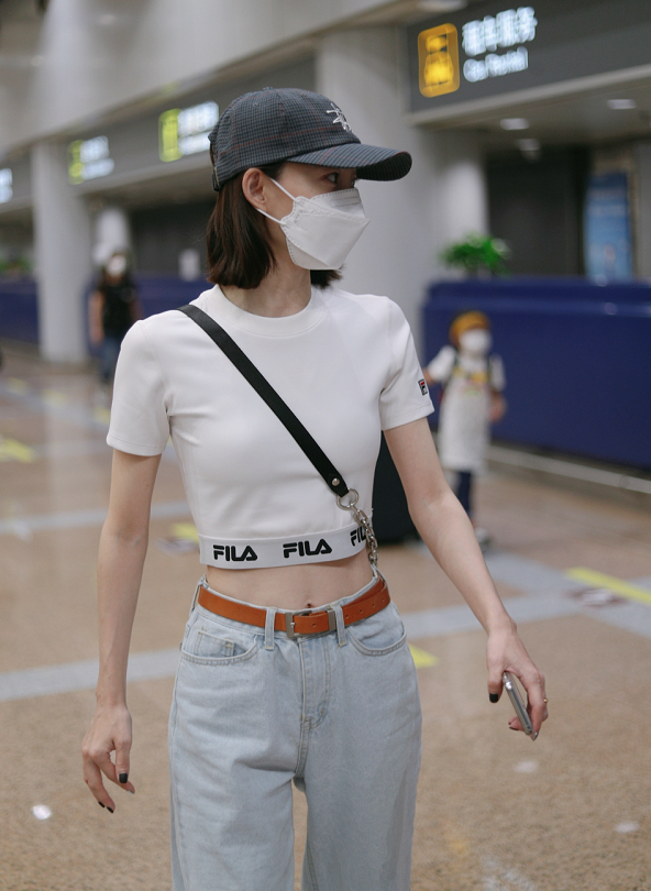 王丽坤穿露脐装走机场与李斯丹妮相遇上演放学抱太可爱