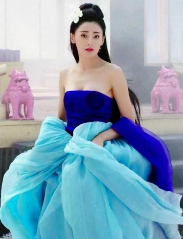 张天爱古装扮相堪称一绝抹胸吊带轻松驾驭身材若隐若现太撩人