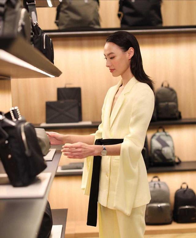 梁洛施做不成阔太生活更精彩,穿印花连衣裙与家人庆生,时尚减龄