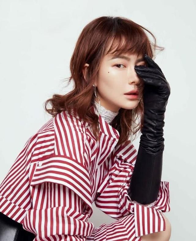 裙子没有戚薇少女的感觉,但气质格外出众,带着黑色皮手套,真的很帅气