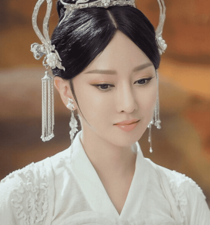 萨顶顶卸妆后堪比整容术,出演《香蜜沉沉烬如霜》神婆变少女