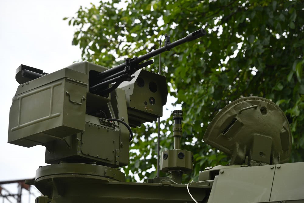 在炮塔上配置了一座12.