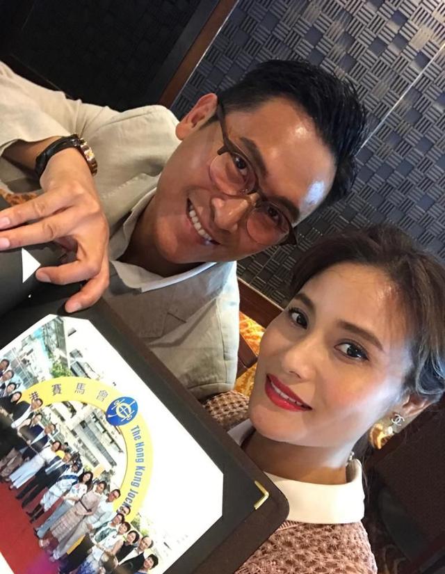 与21岁儿子同框似双胞胎兄弟|马德钟|儿子|双胞胎_新浪新闻