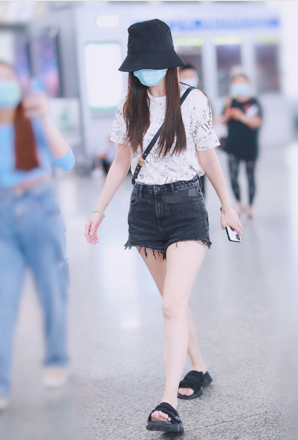 杨颖身穿印花t恤搭配毛边牛仔短裤,清爽干练又凉快舒适!