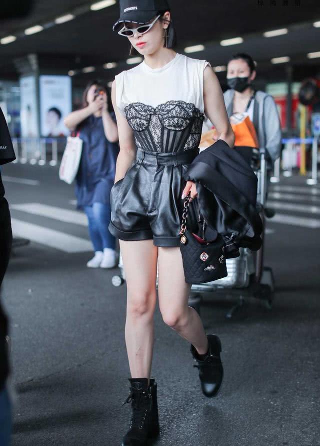 宋茜的身材超级好,这一次在白色t恤外面搭配了黑色的胸衣,这一种黑色