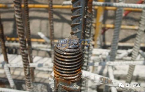      丝头外露过长,端部马蹄形,未