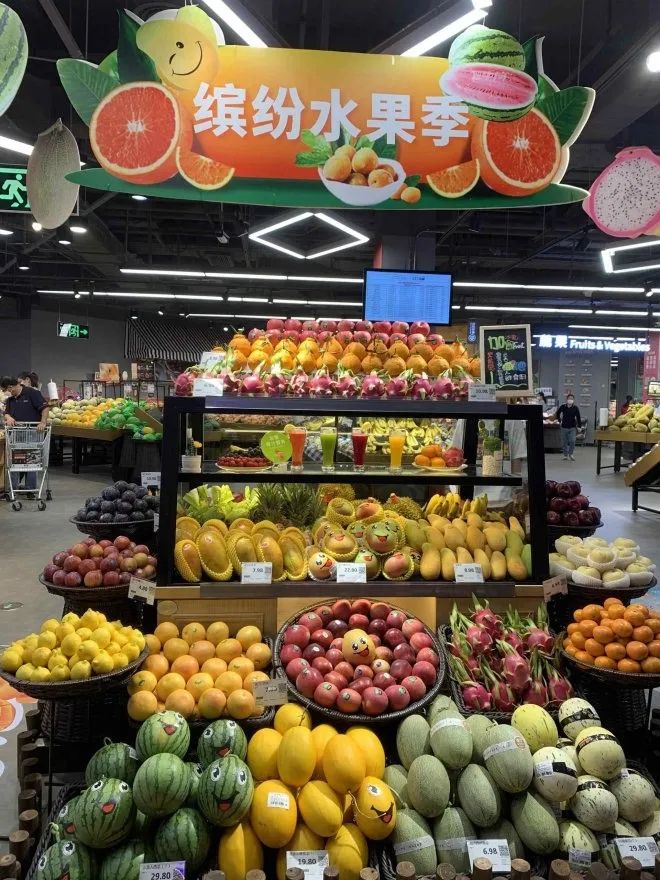 缤纷水果季春天是万物复苏的季节,在柜台的摆放上放置樱花点缀,上方有