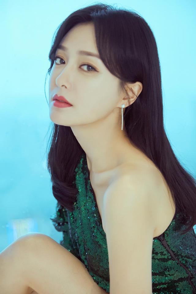 秦岚斜肩紧身裙大秀玲珑曲线,侧身坐窗台上,小腿线条好迷人