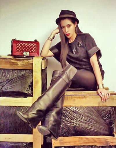 吴建豪前妻不愧是顶级白富美!身材火辣超敢穿,手戴鸽子蛋太抢镜