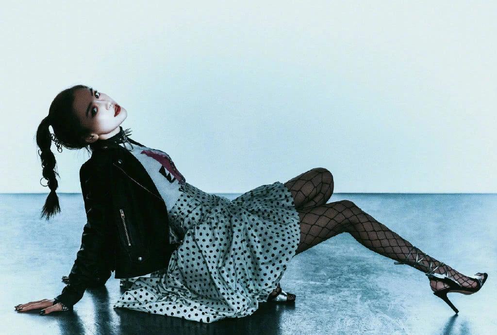 杨颖好会撩,渔网袜还专门撕破几个洞,配紧身衣性感又迷人