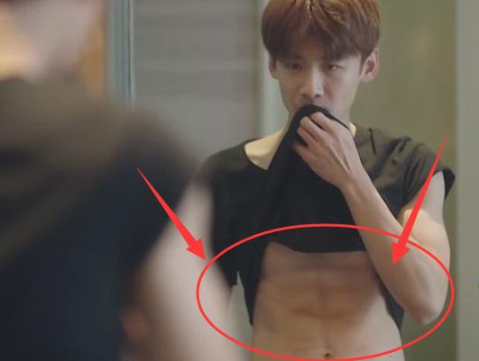 白敬亭59的腰围真没作假看他拍戏时露腹肌的画面镜头拉近