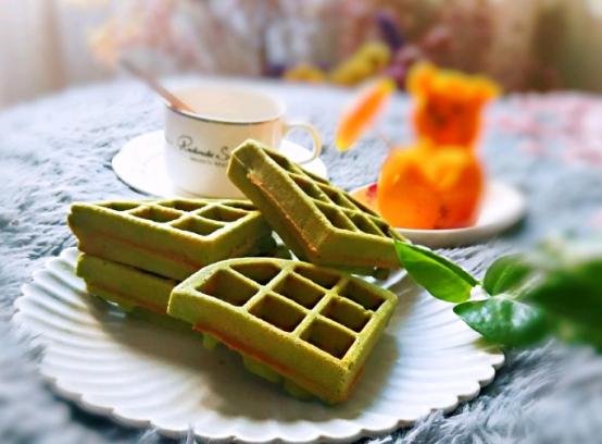 一道适合出去野餐带的食物,抹茶酸奶华夫饼,松软美味