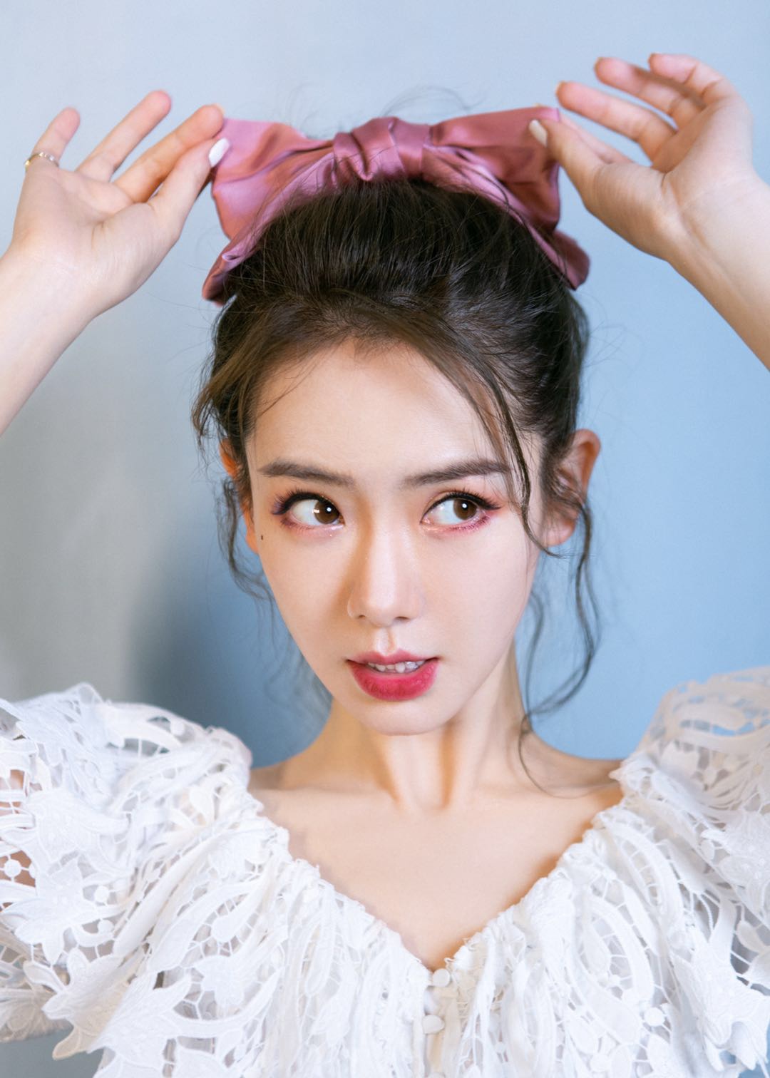 戚薇身穿白色连衣裙搭配蝴蝶结,看着好看,最美辣妈当属是她