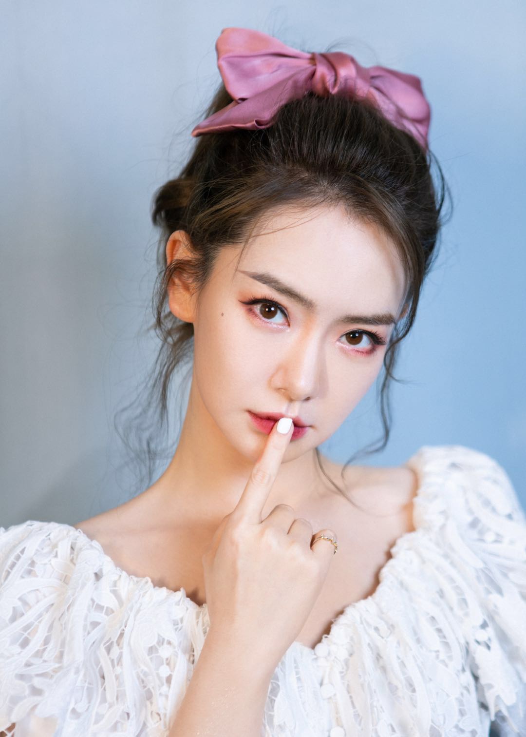 戚薇身穿白色连衣裙搭配蝴蝶结,看着好看,最美辣妈当属是她