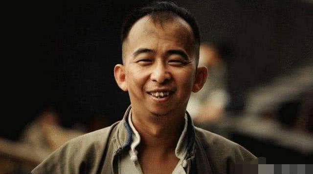 凭借"小角色"出名,娱乐圈地位不高,却能开得起450万宾利