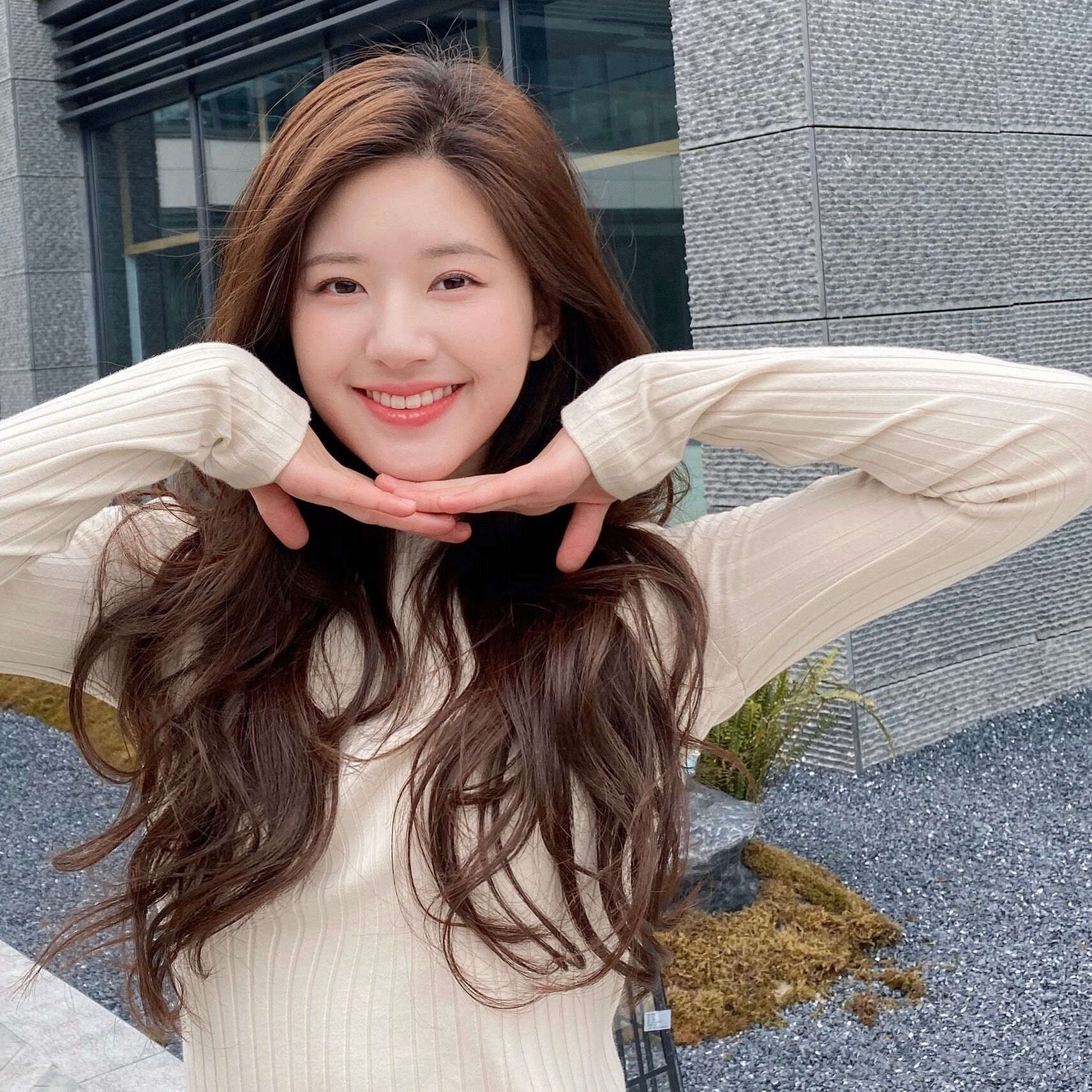 赵露思参加活动浓密头发成亮点网友爱了爱了