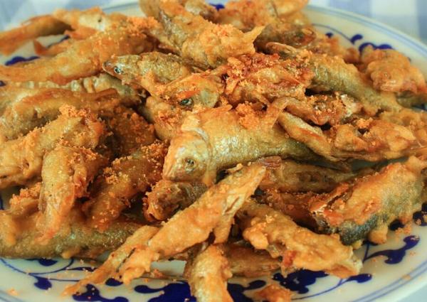 油炸小河鱼应该直接炸还是裹面粉大厨都不对教你正确做法