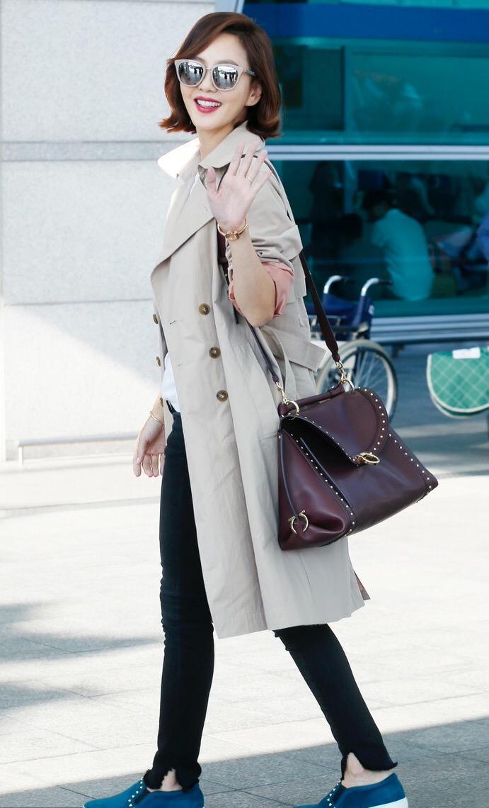 49岁金南珠气质不减当年!白t恤搭配风衣飒爽霸气,张扬自信