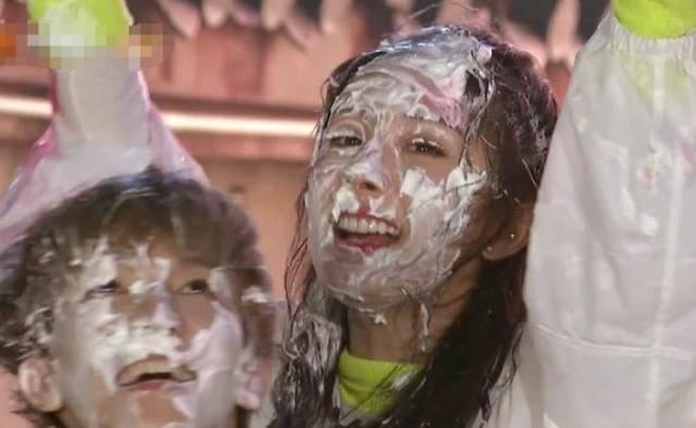 杨幂都说俺太娇气可俺被糊一脸奶油也没生气还露出真实素颜