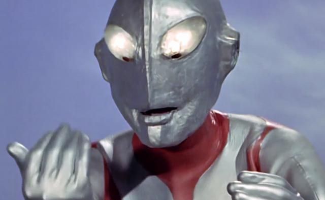 初代奥特曼最经典的4个动作,前3个很帅,最后1个笑趴了!