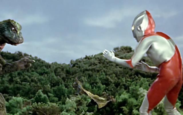 初代奥特曼最经典的4个动作,前3个很帅,最后1个笑趴了!