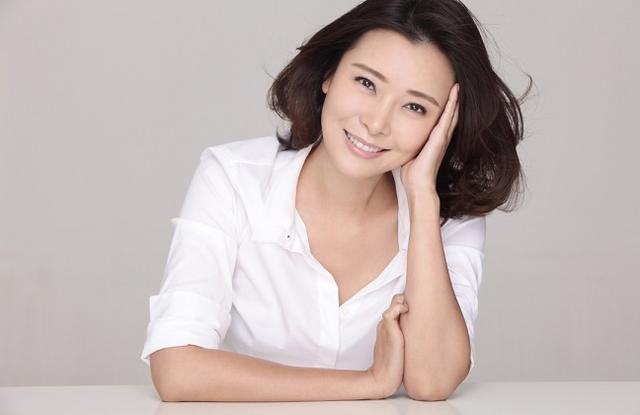 她的爷爷是开国上将,在33岁时转行做演员,如今48岁仍然单身
