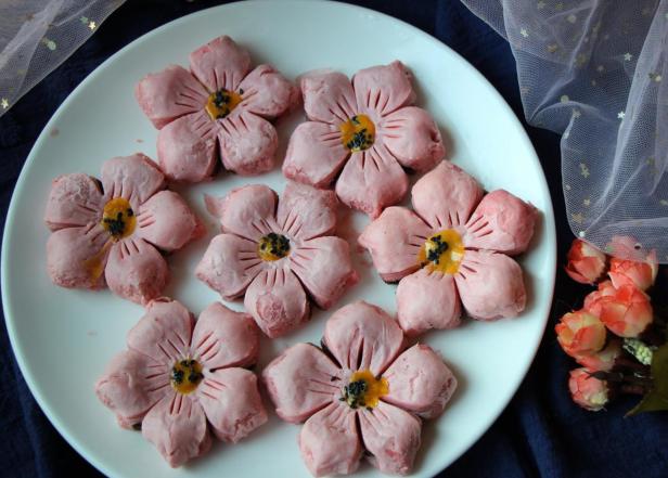 李子柒直播做桃花糕这一细节却遭吐槽网友网红就是网红