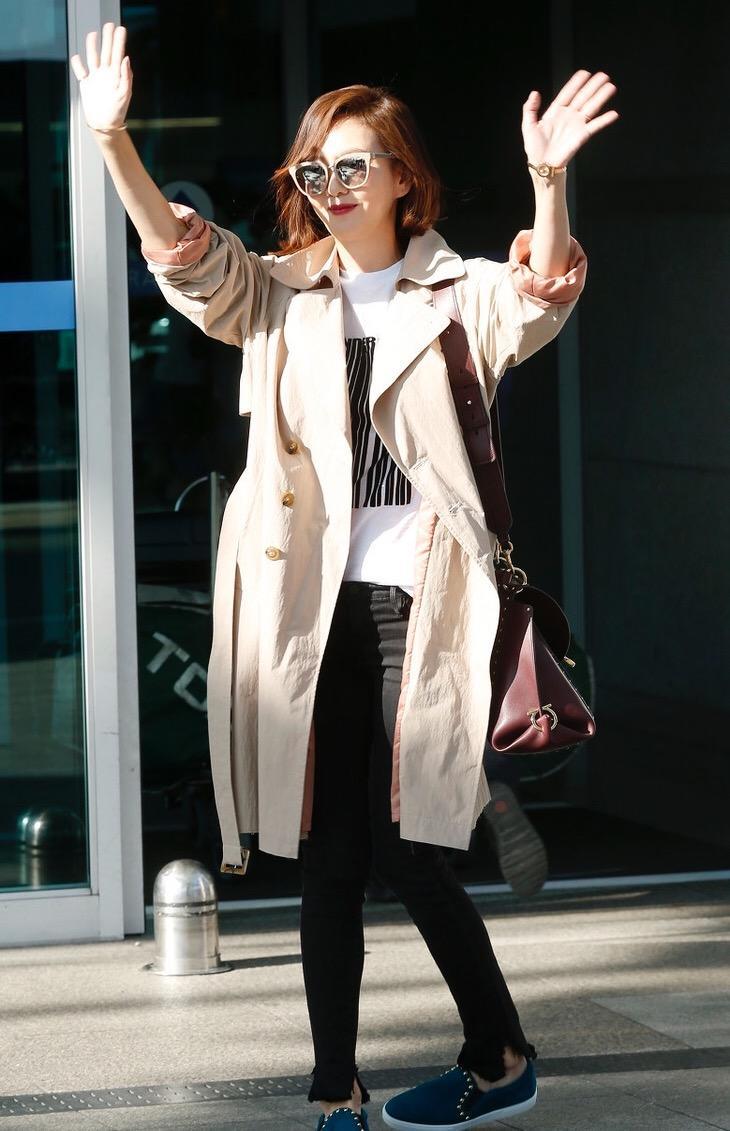 49岁金南珠气质不减当年!白t恤搭配风衣飒爽霸气,张扬自信