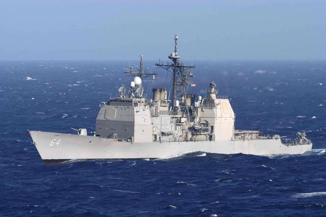 伯克级满载排水量约9000吨,该舰同样装备宙斯盾系统,配置96单元的mk