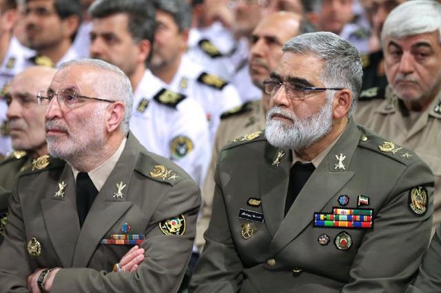 伊朗"正规军"穿着正式,佩戴一身的勋章,地位却远不及革命卫队