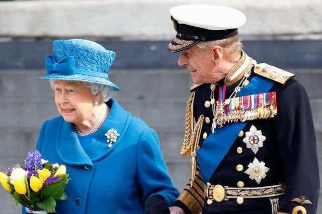 英国王室也公布了伊丽莎白女王和丈夫菲利普亲王在温莎城堡(windsor