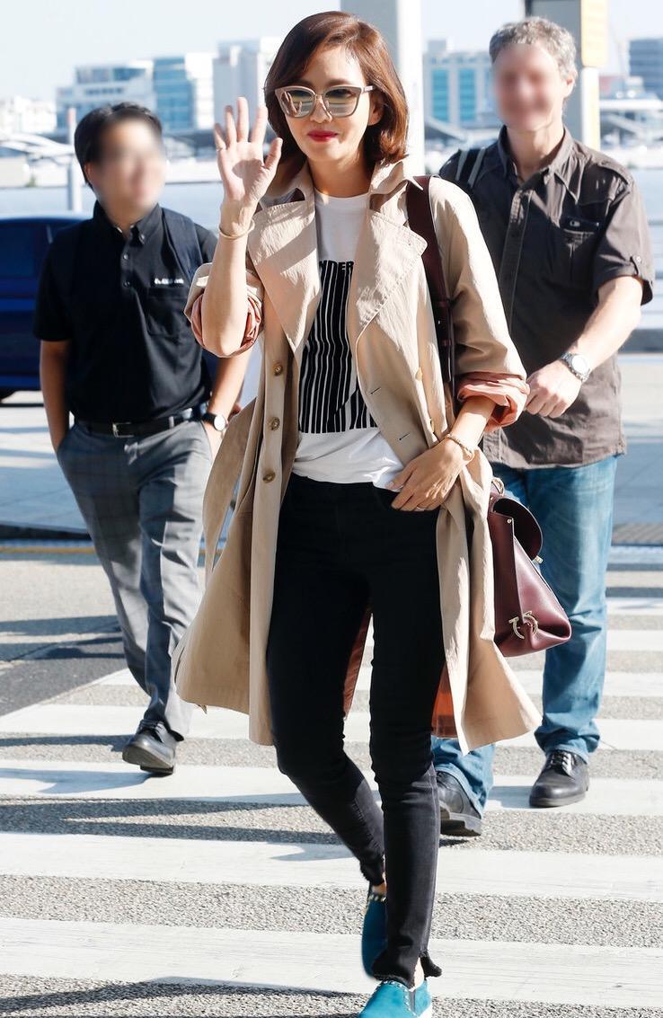 49岁金南珠气质不减当年!白t恤搭配风衣飒爽霸气,张扬自信