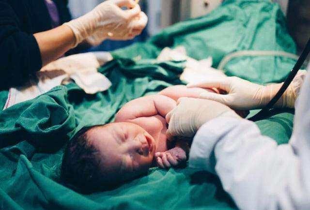 顺产时,只有产妇在受苦吗?当知道宝宝所做的努力,你也会很感动