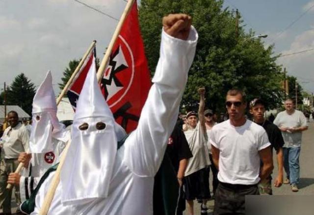 三k党头目驾车冲撞人群,种族仇恨之火被点燃,南北内战或重演