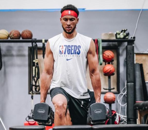 詹娜布克再度私会而西蒙斯私下苦练已成肌肉男复赛将成惊喜