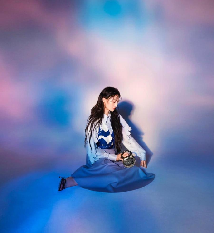 郑爽化身海的女儿,穿"海浪"图案上衣配海蓝半身裙,画面感超美