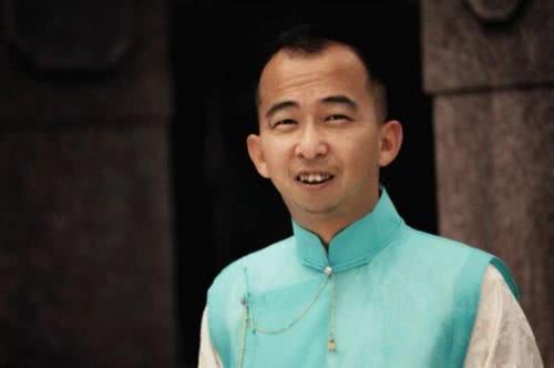 凭借"小角色"出名,娱乐圈地位不高,却能开得起450万宾利