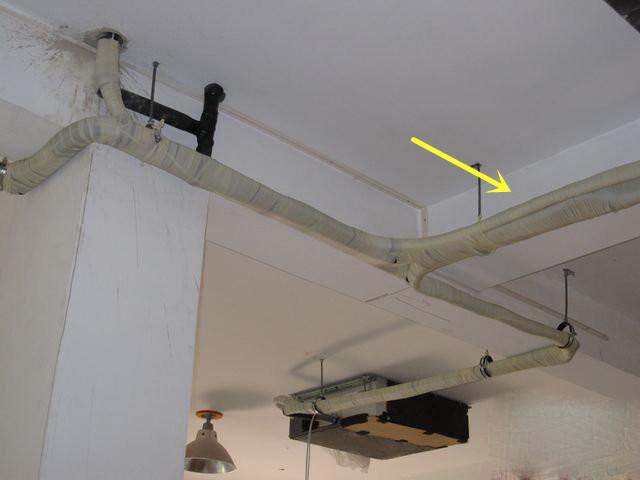 中央空调的排水管和铜管为什么不合并走管等着漏水拆吊顶吧