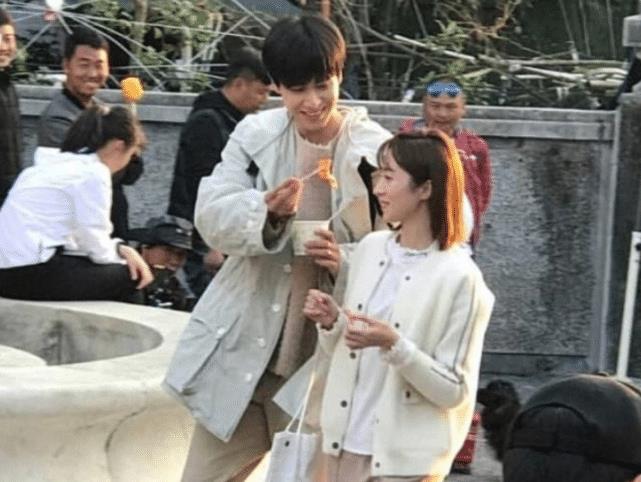 胡一天胡冰卿互动有多甜?沙滩嬉戏不算啥,看到这个举动我酸透了