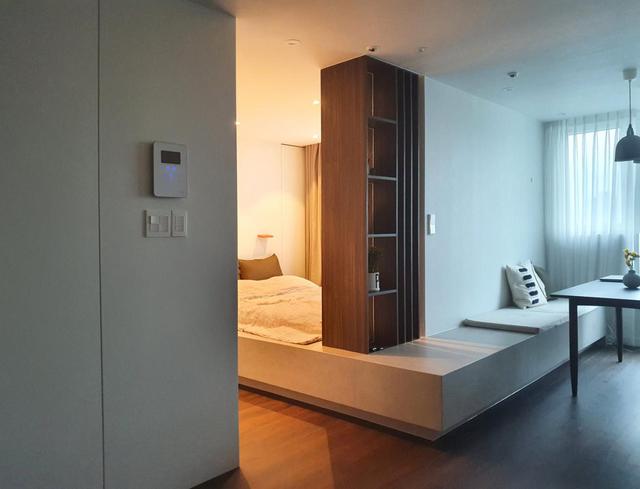 卧室地台床中间砌堵墙,一半躺着一半坐着,这设计让人眼前一亮!