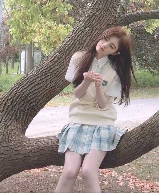 鞠婧祎穿jk裙坐树枝上拍照离开了百万修图师双腿像涂了漂白剂